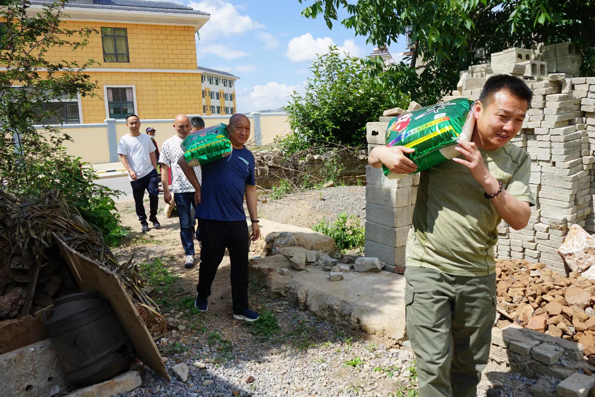 昆明市会泽商会为会泽宝云街道精神病患者送上大米