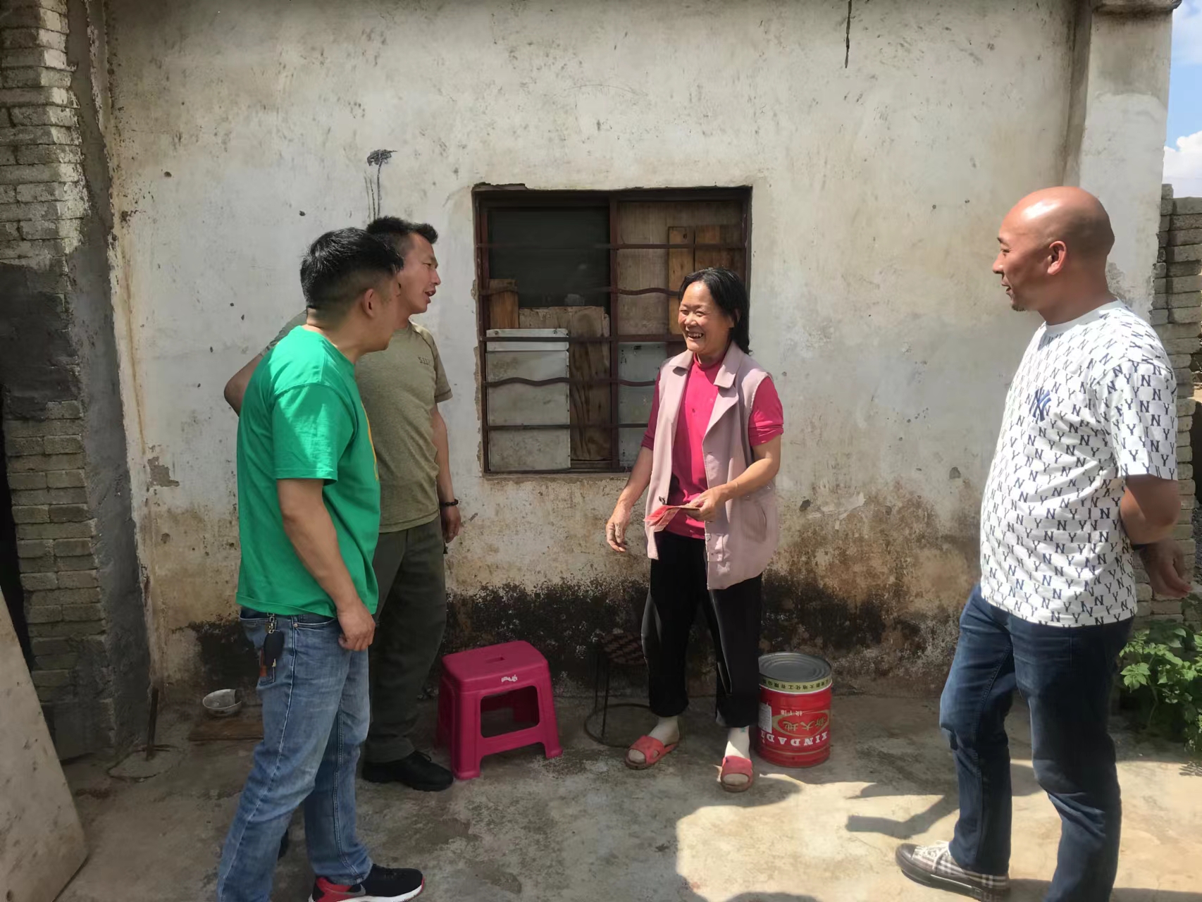 昆明市会泽商会领导为宝云街道患者送上慰问金